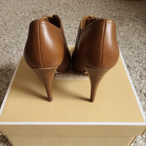 Micheal Kors sz5 brown leather bootie - Picture 2 of 4